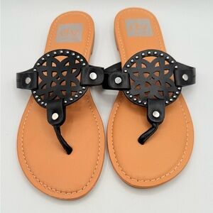 Sandals Dolce Vita Women’s Gotie Laser Thong Cut Flat Black 6.5